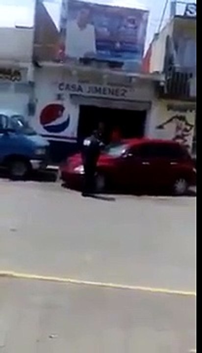 Conductor furioso atropella a policía