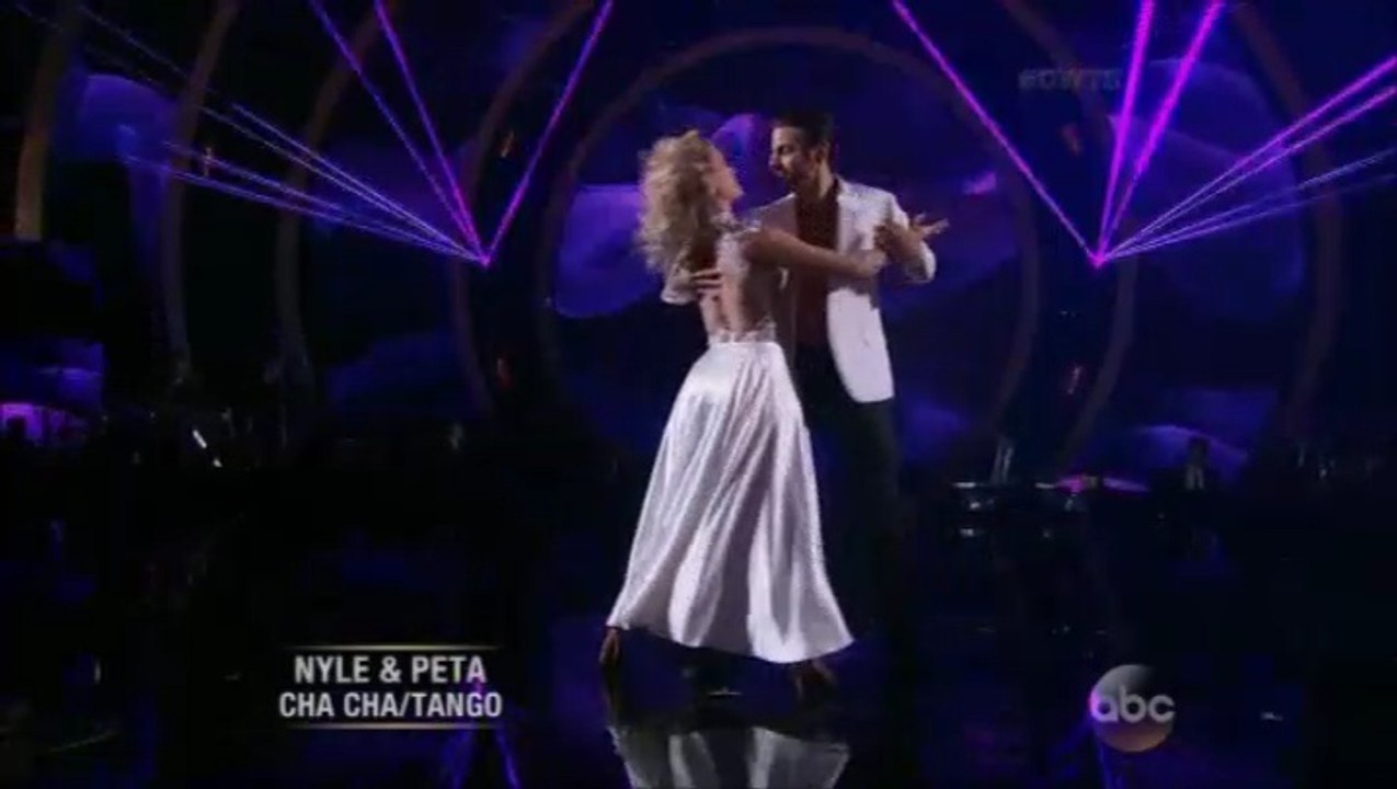 Nyle DiMarco & Peta Murgatroyd - Cha Cha/Tango Fusion