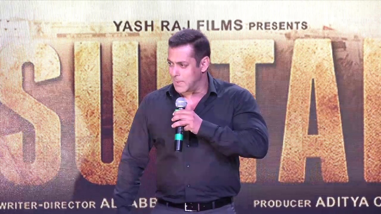 Salman Khan EMBARASSED On Wearing Langot in Sultan | Trailer Launch