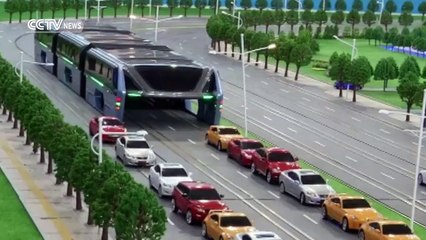 Автобус под которым могут проезжать машины