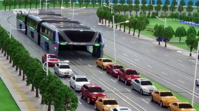 Автобус под которым могут проезжать машины