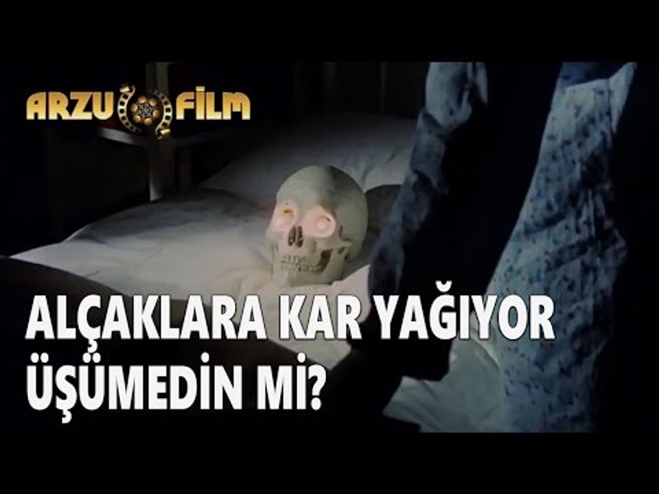 Hababam Sınıfı Tatilde - Alçaklara Kar Yagıyor Üşümedin Mi?