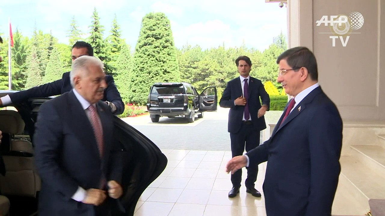Novo premiê turco apresenta gabinete leal a Erdogan
