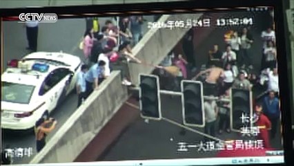 Man injured jumping off a traffic light after “Good Samaritan” tries to “save” him