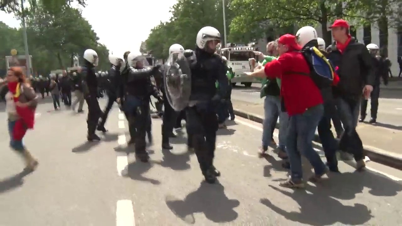 Policier Belge mis KO pendant une manifestation loi travail à Bruxelles !