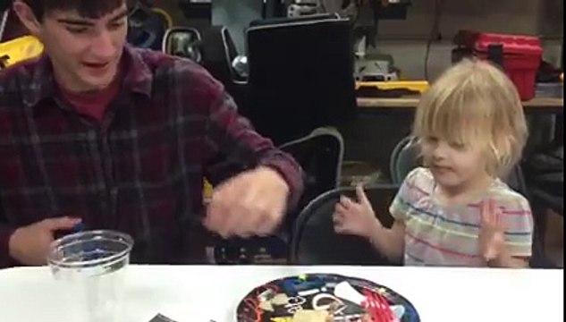 Ce papa sait comment faire manger des fruits à sa fille