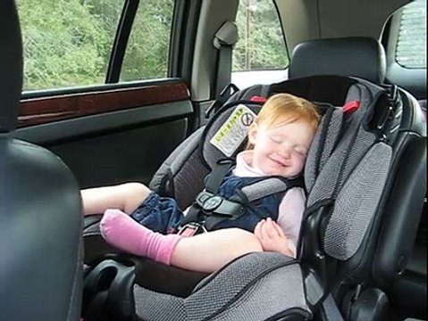 Une fillette réagit à la voix de sa maman, même quand elle dort