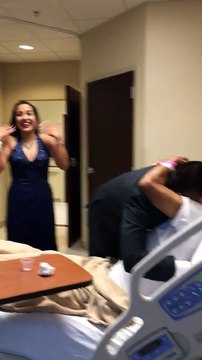 Il rend visite à son papy malade juste avant le bal de fin d'année : tellement beau et émouvant