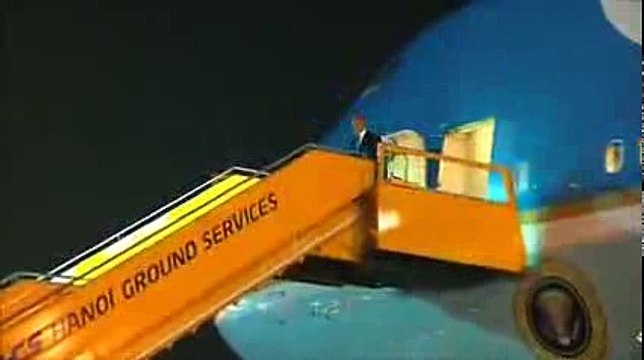 Welcome Barack Obama to Vietnam! The beautiful Vietnamese girl presented flowers to Barack obama