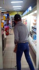 Un homme ivre s’embrouille avec son reflet dans le miroir d’un supermarché (Ukraine)