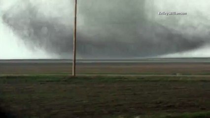 Impressionnantes images de multiples tornades au Kansas