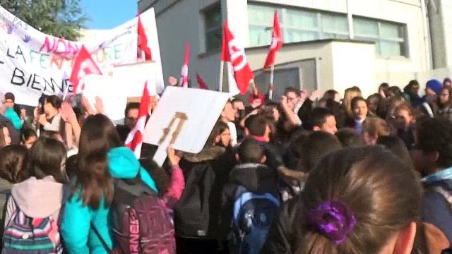 Manifestation des parents d'élèves devant le collège Bienvenu-Martin à Auxerre