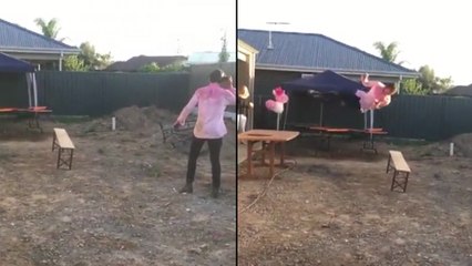 Faire du catch contre un banc en bois