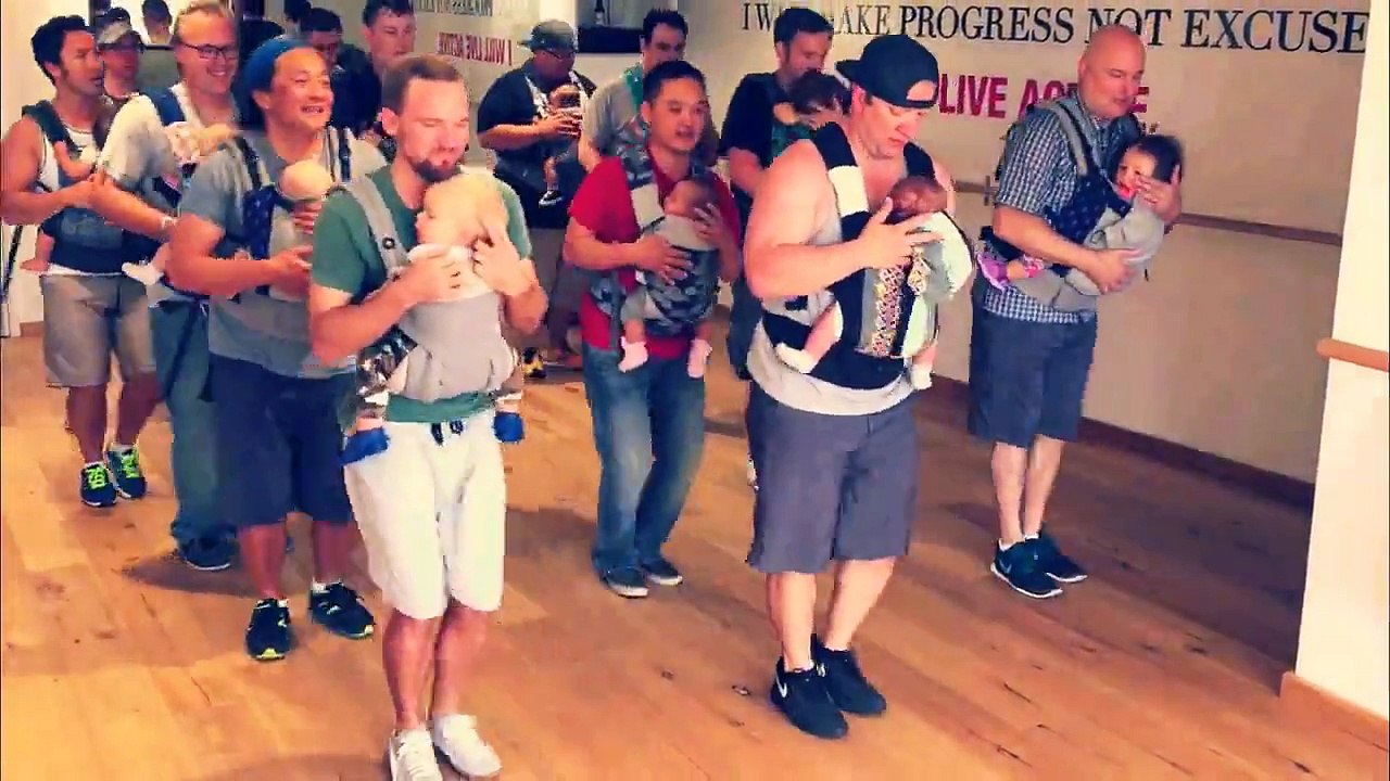 Étonnante chorégraphie : des papas qui dansent avec leur nourrisson... Magnifique !