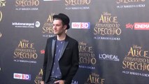Alice attraverso lo specchio: folla di star per la prima italiana al Palazzo Reale di Milano