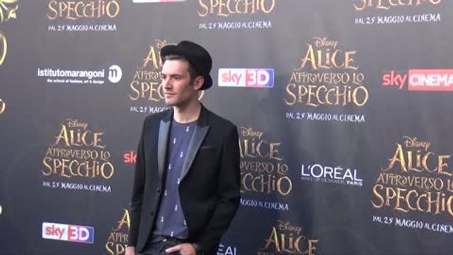 Alice attraverso lo specchio: folla di star per la prima italiana al Palazzo Reale di Milano