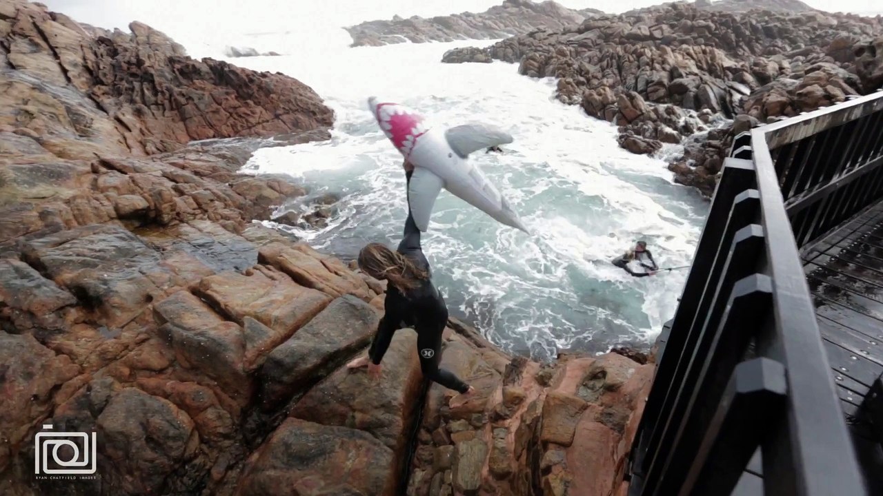 Des barges profitent d'une tempête pour se jeter à l'eau