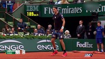 Tsonga donne un cours à une ramasseuse de balle à Roland-Garros