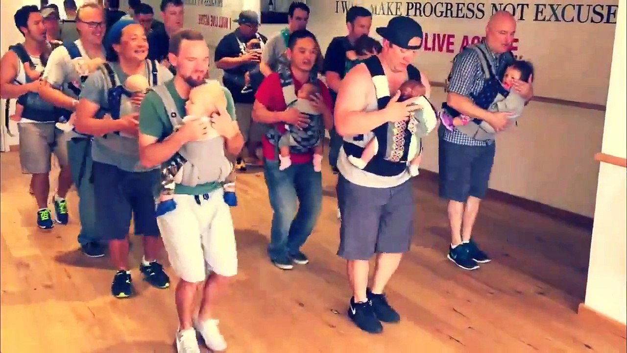 Des jeunes papas et leurs bébés dansent ensemble : chorégraphie adorable