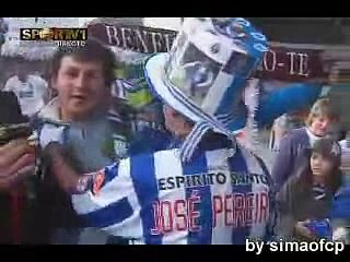 Emplastro leva porrada e parte microfone ao jornalista!