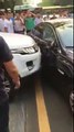 Un conducteur défonce une Jaguar garée en double file avec son 4x4 land Rover en Chine