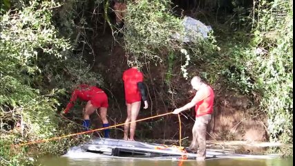 Carro cai dentro de rio em PG e empresário morre