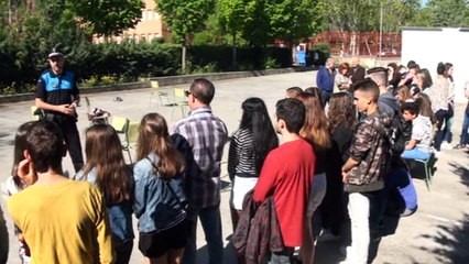 Demostración de la Unidad Canina de la Policía Local de Leganés en el IES Julio Verne