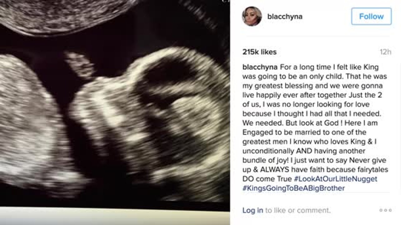 Blac Chyna zeigt ein Ultraschallbild ihres Babys