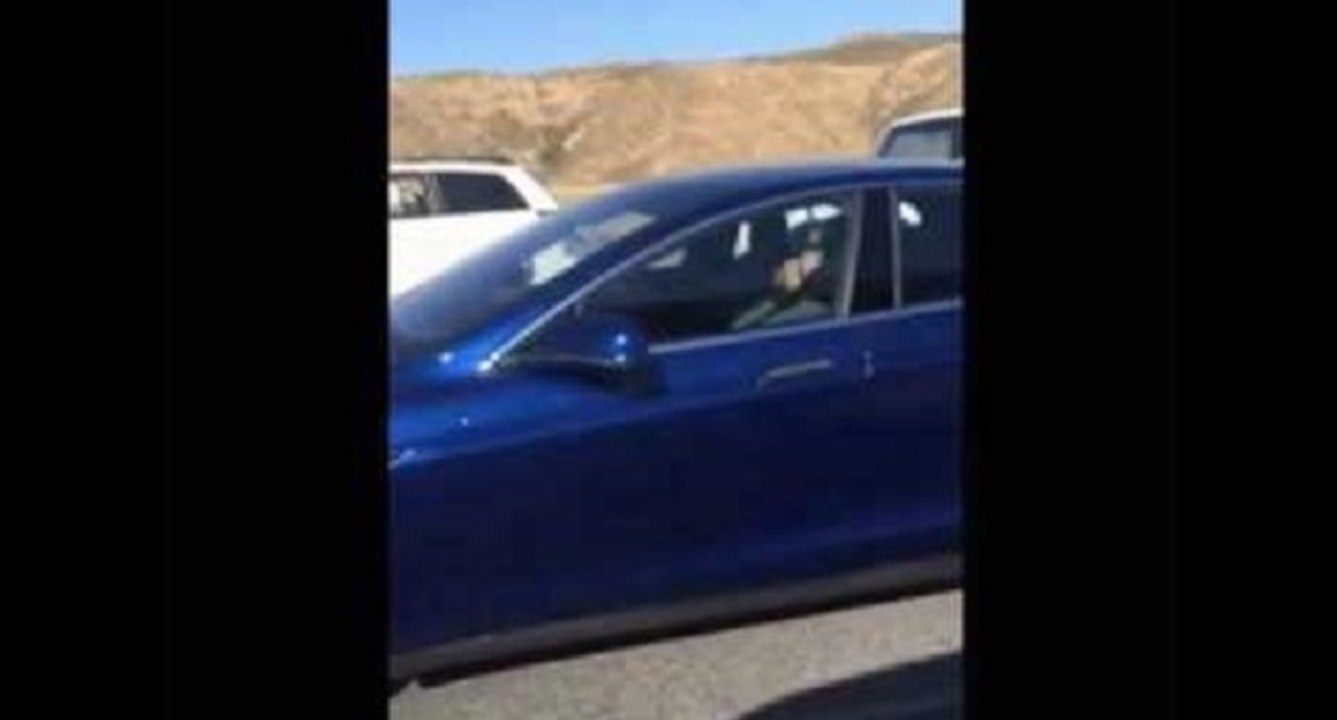 Dormir au volant d'une Tesla dans un embouteillage