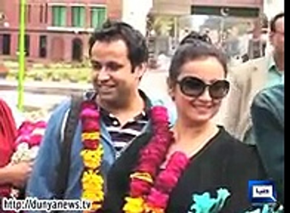 Dunya News-Om Puri, Divya Dutta arrive in Lahore for theater performance