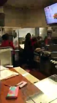 Драка в америкосовом макдаке из-за пирожка