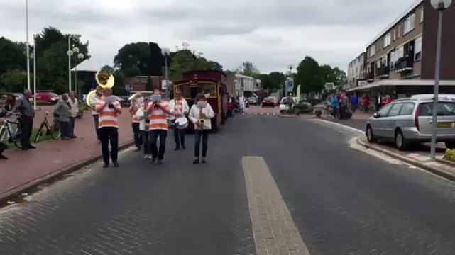 Nieuwe bewoners komen in een treintje aan bij Het Dokhuis - RTV Noord
