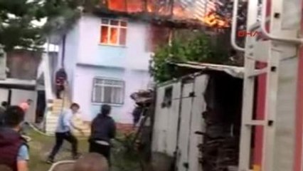 Sakarya - Akyazı'da İki Katlı Ev Yanarak Kullanılmaz Hale Geldi.