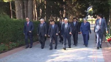 Anayasa Mahkemesi Başkanı Arslan, Şehitlikleri Ziyaret Etti