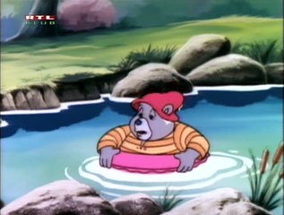 A Gumimacik Tummi Állja A Sarat