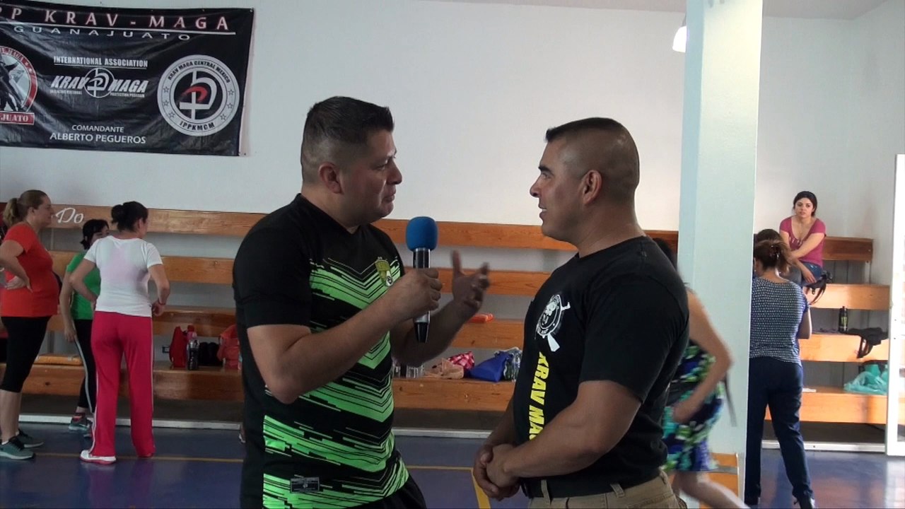 Curso de defensa personal para mujeres impartido por el comandante Alberto Pegueros