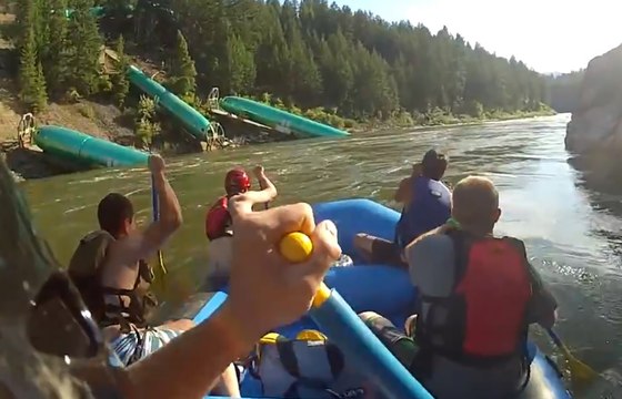 Un groupe de jeunes découvrent un train qui vient de dérailler pendant une descente en rafting