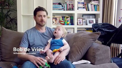 Il pousse la poussette et son bébé à l’intérieur vers le mûr, Voyez pourquoi !