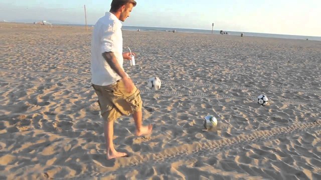 Невероятный трюк от Дэвида Бэкхема Смотреть до конца!