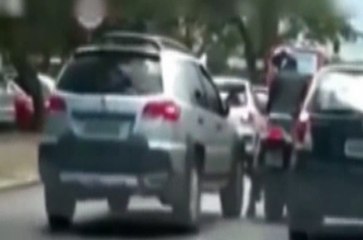 La brutal respuesta de una conductora a la patada de un motociclista en Brasil