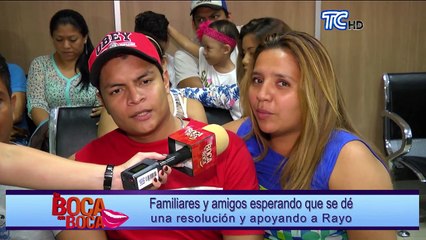 Familiares y amigos esperando que se dé resolución y apoyando a Rayo