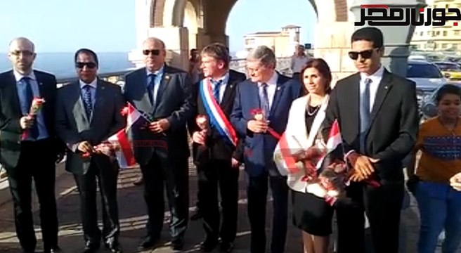 نواب مصر وفرنسا يلقون الورود بكوبري ستانلي لتأبين ضحايا الطائرة المنكوبة