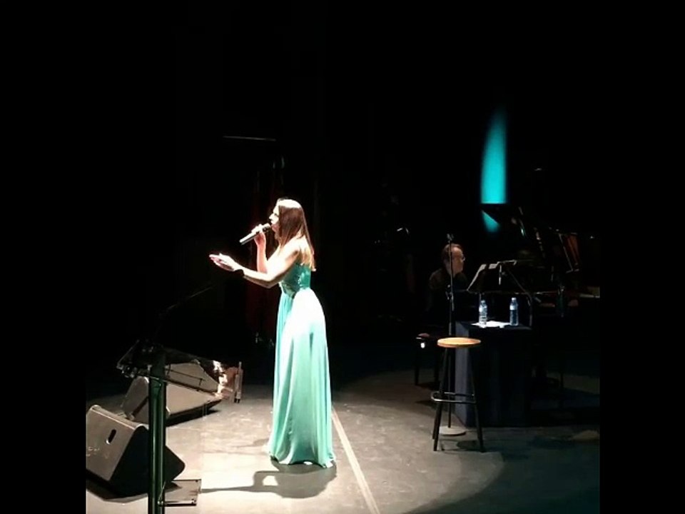 Nuria Fergó: Concierto en Alcobendas cantando "Ojos Verdes"