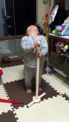 Estaba Haciendo La Presentación De Su Vida Hasta Que Su Hermano Apareció