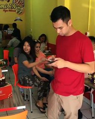 Kedekatan Raffi Ahmad & Nagita Slavina Dengan Konsumen Saat di Food Court Bakmi RN