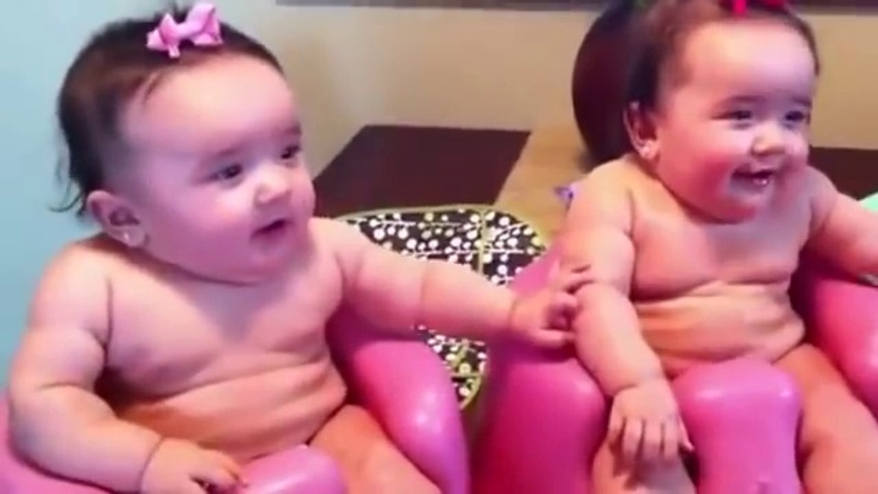 Viral - no pararas de reír al ver estas niñas hacerlo!