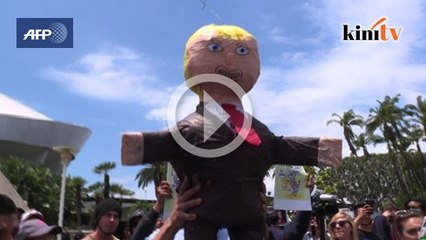 Penunjuk perasaan pijak patung Trump