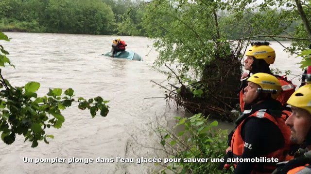 Un pompier plonge dans l'eau glacée pour sauver une automobiliste