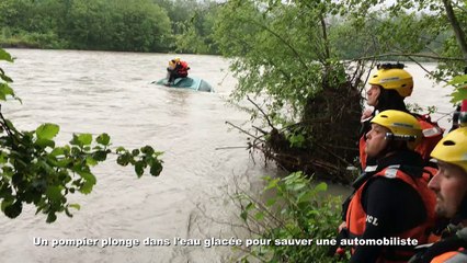 Un pompier plonge dans l'eau glacée pour sauver une automobiliste