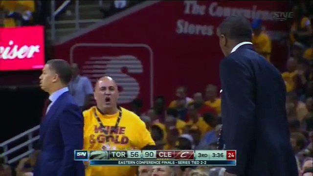 Ce fan des Cleveland Cavaliers demande au coach adverse de se rasseoir !